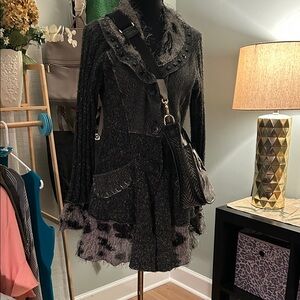 Sioni Textured Black and Gray Cape